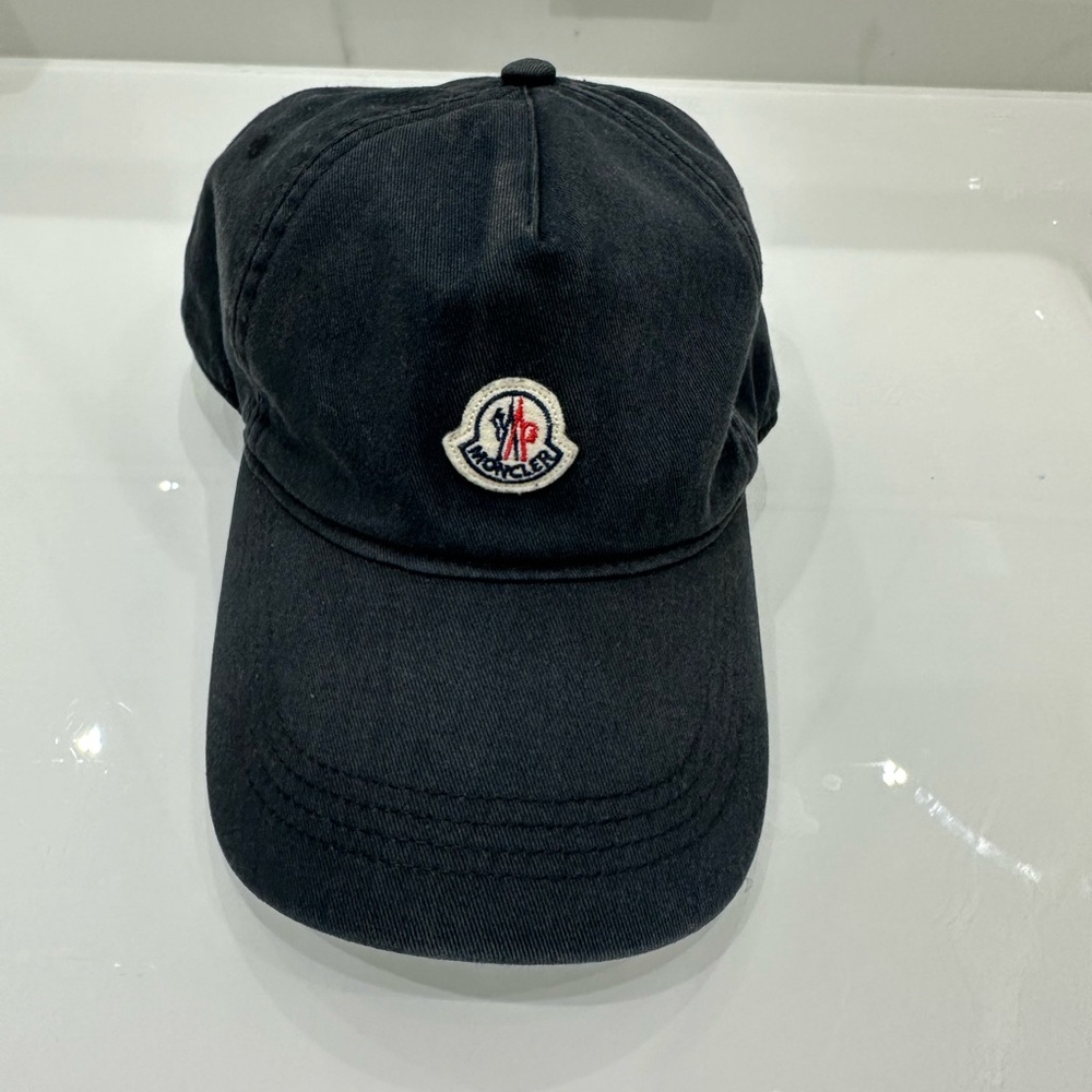 Authentic Moncler  hat 🧢!! Preowned condition, but still good